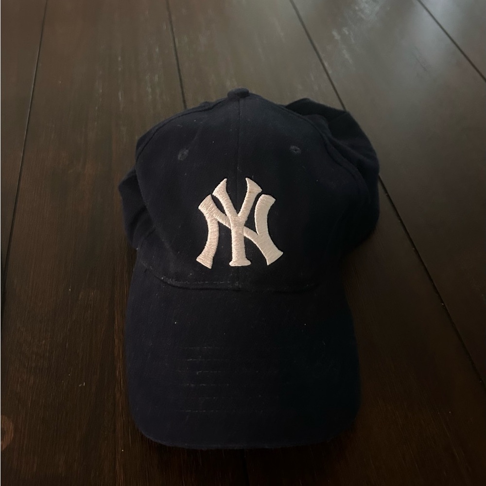 Lot of New York Yankees Hats, magazines, bag and pin. - Picture 7 of 8
